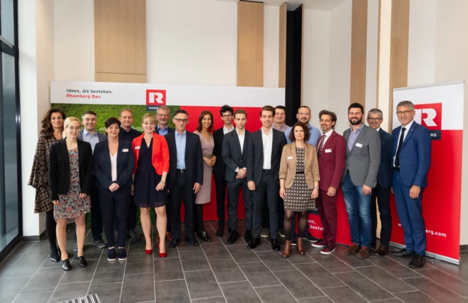 Das Rhomberg Bau Team der Niederlassung Wien mit CEO Ernst Thurnher sowie Geschäftsführer Martin Summer im neuen Bürogebäude am Wiener Hauptbahnhof. Das Rhomberg Bau Team der Niederlassung Wien mit CEO Ernst Thurnher sowie Geschäftsführer Martin Summer im neuen Bürogebäude am Wiener Hauptbahnhof.